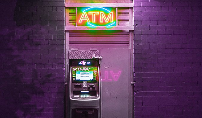 Cómo evitar pagar las comisiones bancarias mientras viajas 1
