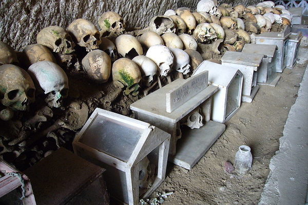 Las Catacumbas de París, Francia 15