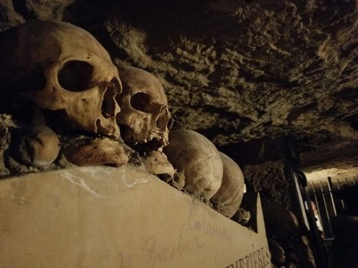 Las Catacumbas de París, Francia 25