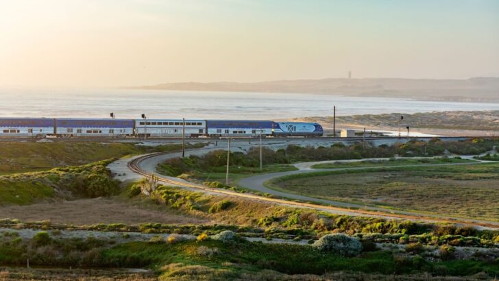 Tren costero recorriendo la costa de California al atardecer con vistas al mar