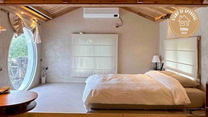 Habitación de Airbnb en Jeju con ventana redonda y vista al volcán