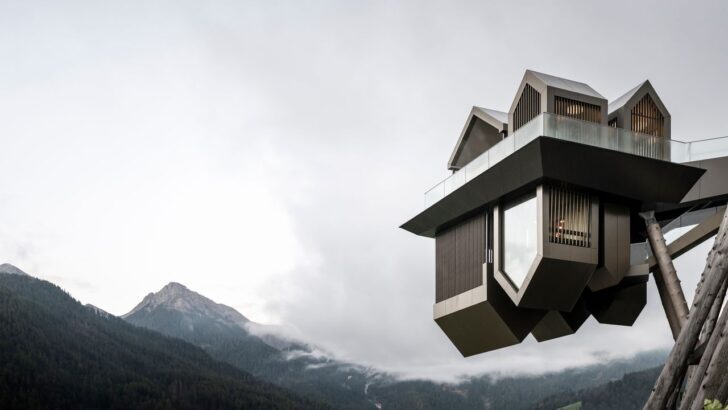 Estructura arquitectónica moderna en las montañas Dolomitas de Italia