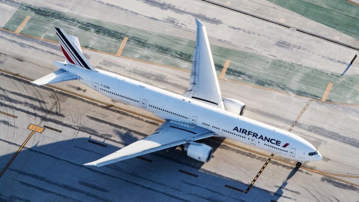 Avión de Air France en pista visto desde arriba, listo para despegar