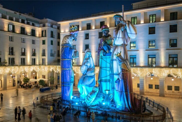 Belén monumental iluminado en la Plaza del Ayuntamiento de Alicante durante la noche