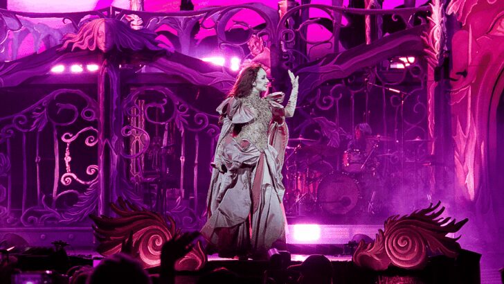 Chappell Roan actuando en un escenario vibrante con luces púrpuras