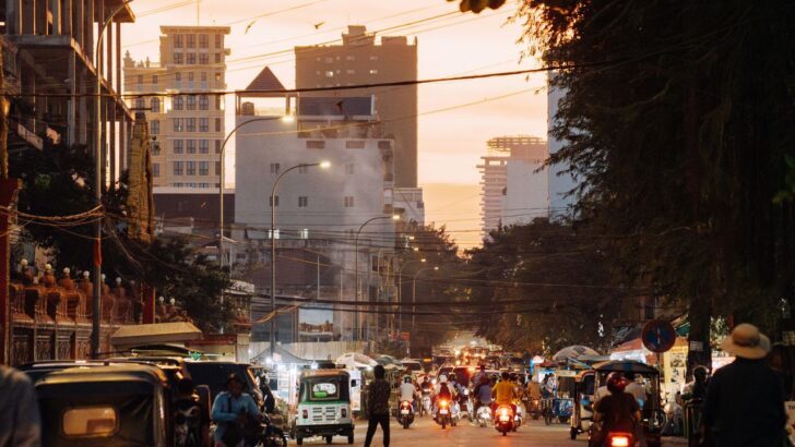 Calle concurrida al atardecer en una ciudad amigable para turistas