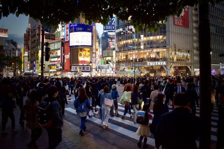 Multitud cruzando el famoso cruce de Shibuya en Tokio durante la noche