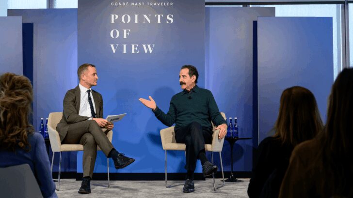 Dos hombres en un panel de discusión en la Cumbre de Perspectivas de Condé Nast Traveler