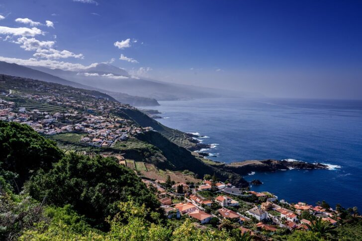 Vista panorámica de la costa atlántica de las Islas Canarias con montañas y mar