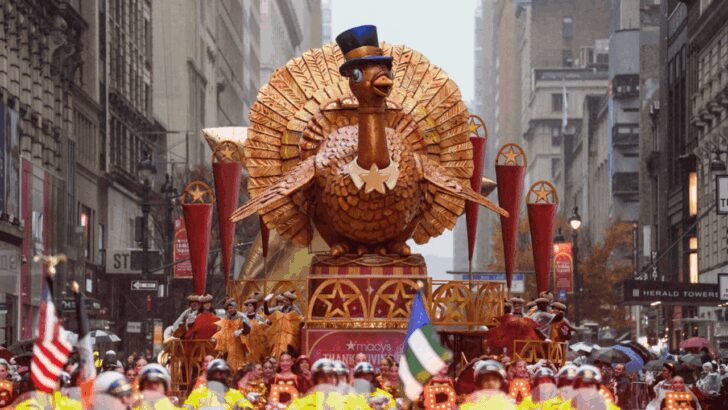 Carroza del pavo en el desfile de Acción de Gracias de Macy's 2025