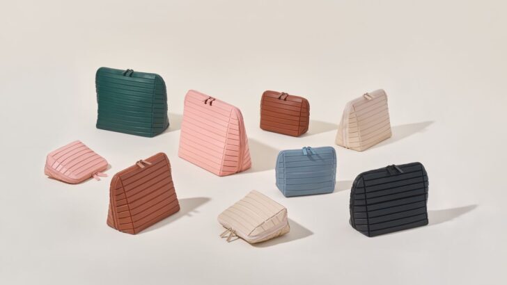 Varios neceseres de maquillaje en diferentes colores y tamaños sobre fondo claro