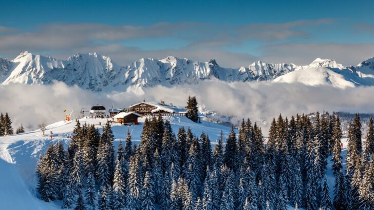 Vista de una estación de esquí en Europa con montañas nevadas al fondo