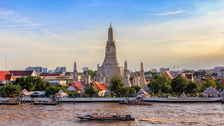 Vista del templo Wat Arun en Bangkok junto al río Chao Phraya al atardecer