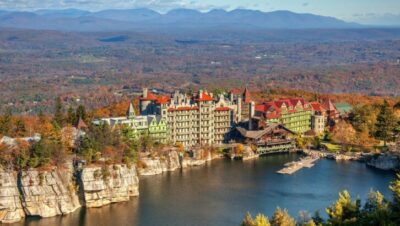 Vista aérea de un hotel histórico junto a un lago en el Valle del Hudson en otoño