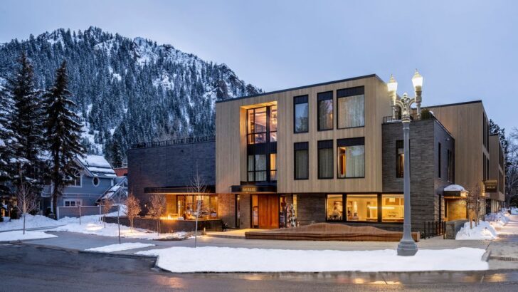 Hotel moderno en Aspen con montañas nevadas al fondo