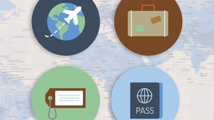 Cuatro iconos de viaje sobre un mapa mundial, incluyendo avión y pasaporte