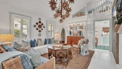 Sala de estar acogedora en Airbnb de Virginia Beach con decoración única y muebles de mimbre.