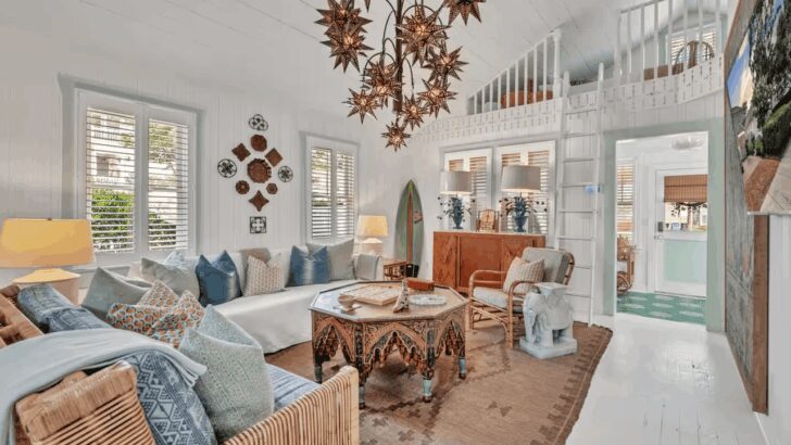 Sala de estar acogedora en Airbnb de Virginia Beach con decoración única y muebles de mimbre.