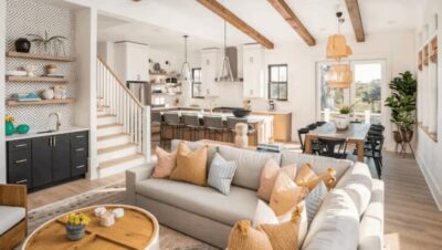 Sala de estar moderna con cocina abierta y decoración acogedora