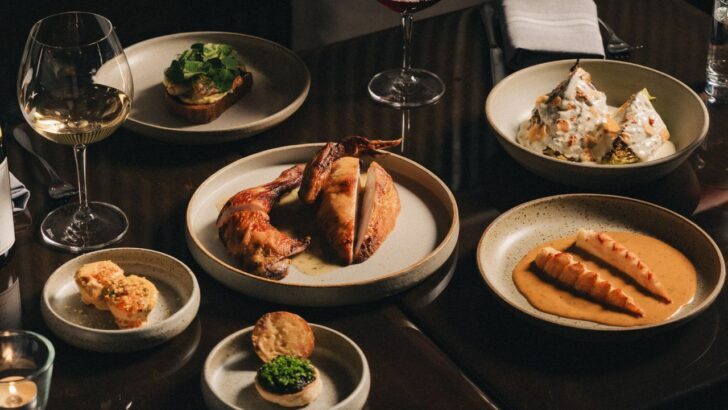 Mesa con platos gourmet variados en un restaurante elegante de Portland