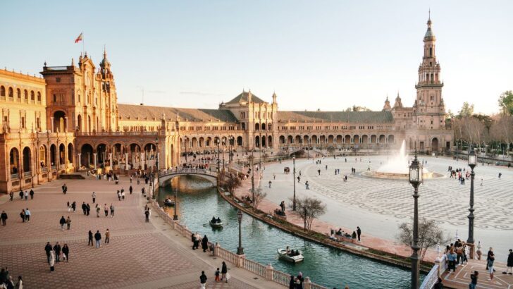 Vista panorámica de la Plaza de España en Sevilla al atardecer