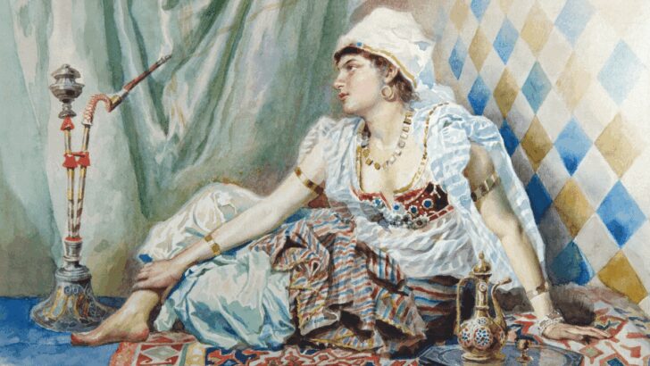 Mujer recostada junto a un hookah en un salón decorado con alfombras y cortinas