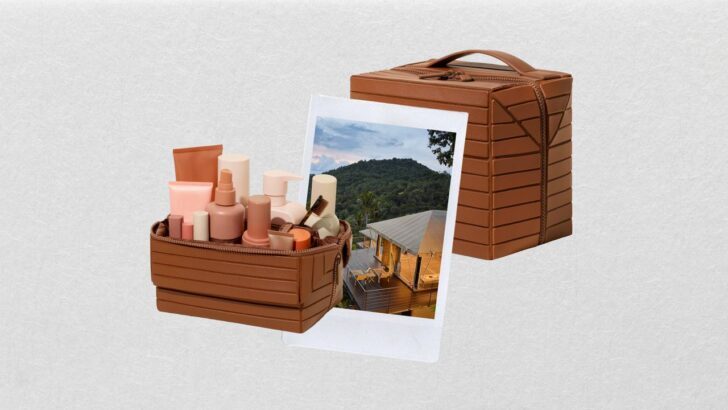 Neceser marrón de Parallelle con productos de cuidado personal y foto de paisaje