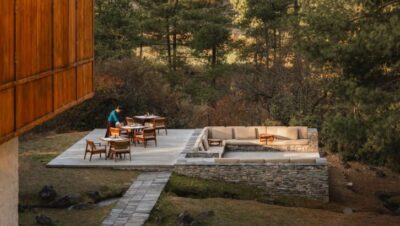 Terraza de Amankora en Bután rodeada de naturaleza y tranquilidad