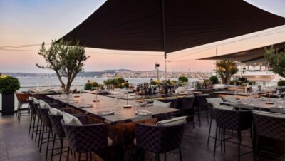 Terraza de un bar restaurante en Estambul con vista al Bósforo al atardecer