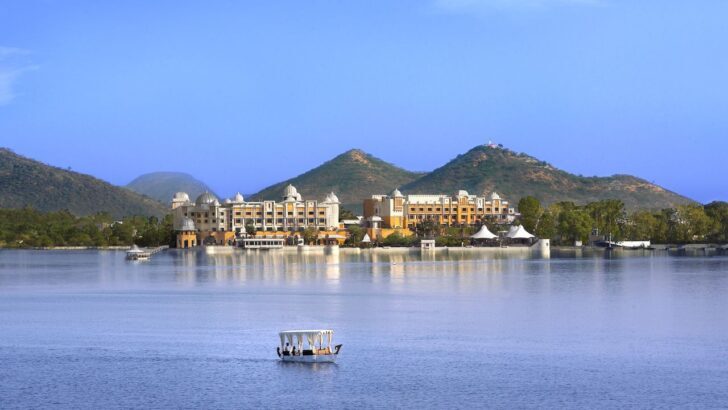 Vista panorámica de Udaipur con un lago y montañas al fondo
