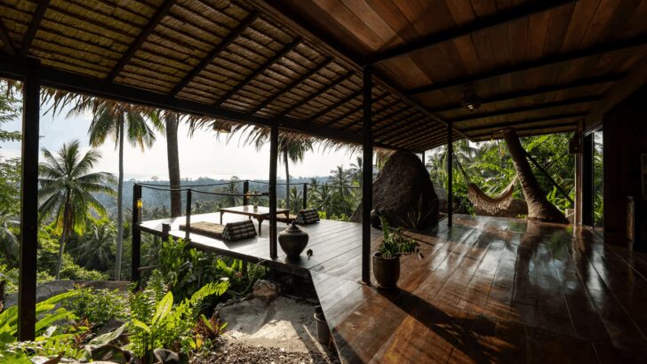 Terraza de villa tailandesa con vista a la selva y hamaca