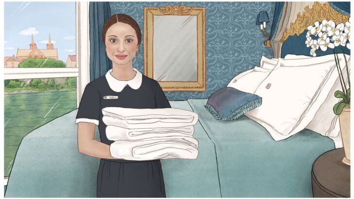 Ama de llaves en un crucero de lujo sosteniendo toallas en una habitación elegante