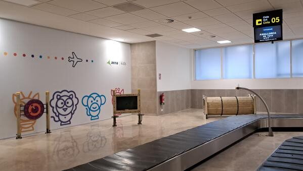 Área de juego infantil en el Aeropuerto de Valencia con decoraciones coloridas