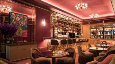 Bar romántico con decoración elegante y luces cálidas en un hotel de Nueva York
