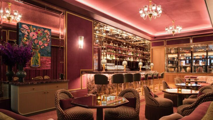 Bar romántico con decoración elegante y luces cálidas en un hotel de Nueva York