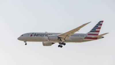 Boeing 787 de American Airlines en pleno vuelo con cielo despejado