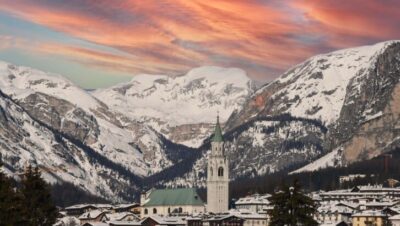 Vista de Cortina d'Ampezzo con montañas nevadas al atardecer