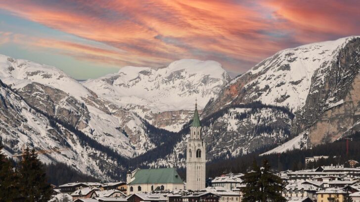 Vista de Cortina d'Ampezzo con montañas nevadas al atardecer