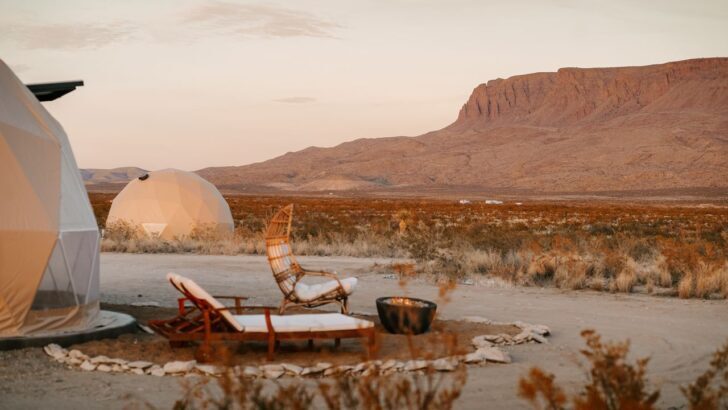 Domos de glamping en el desierto cerca de Big Bend al atardecer