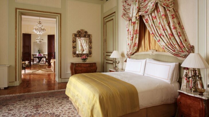 Habitación de hotel lujosa con cama grande y decoración elegante