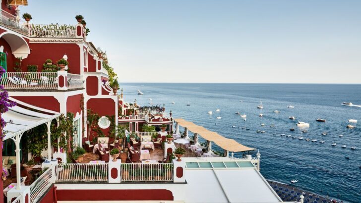 Hotel de lujo en la costa Amalfitana con vistas al mar y terrazas decoradas