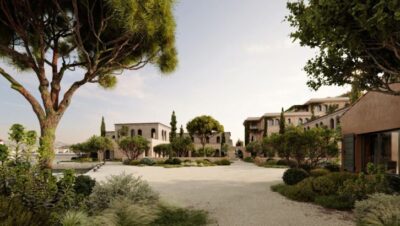 Vista de un hotel lujoso con jardines y arquitectura mediterránea