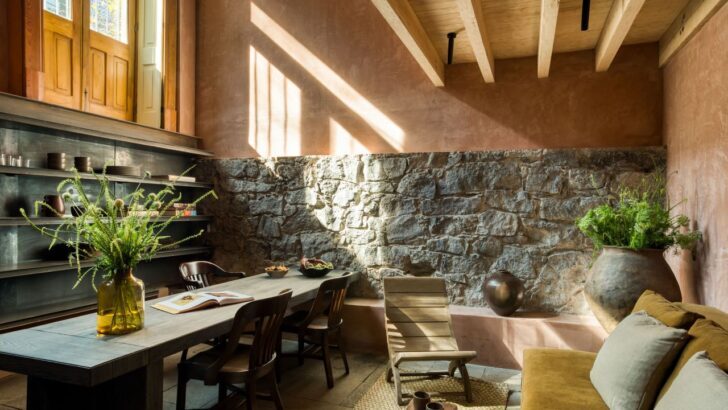 Interior de un hotel boutique en Ciudad de México con luz natural y decoración rústica