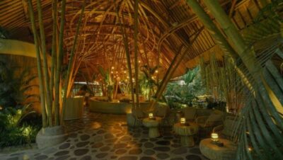 Interior de un restaurante en Bali con estructura de bambú y ambiente natural