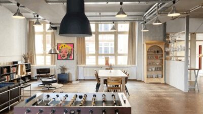 Loft industrial en Berlín con futbolín y arte moderno en la pared
