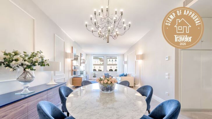 Interior de un loft de lujo en Florencia con elegante comedor y vistas al exterior