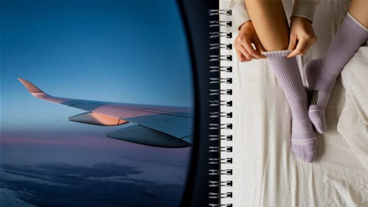 Persona ajustando medias de compresión junto a ventana de avión al amanecer