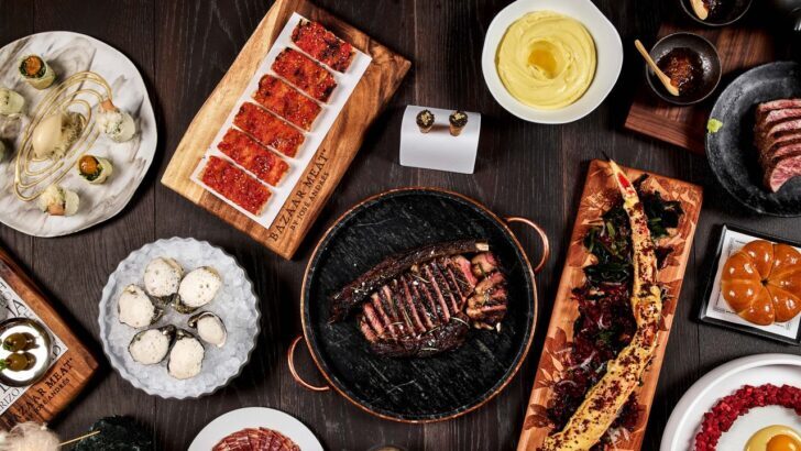 Variedad de platos gourmet en una mesa de restaurante en Las Vegas