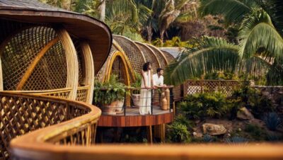 Pareja disfrutando de un resort de lujo rodeado de naturaleza en México