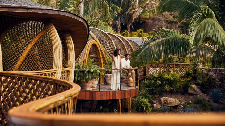 Pareja disfrutando de un resort de lujo rodeado de naturaleza en México